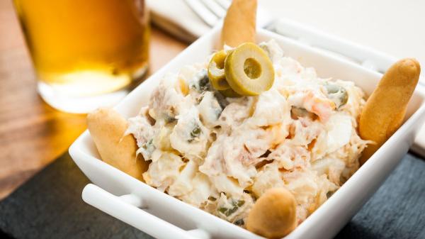 Dani García, chef: “La ensaladilla rusa de pollo que te salva una cena en 4 minutos y está buenísima” - La historia de la ensaladilla rusa: de Moscú a los bares españoles