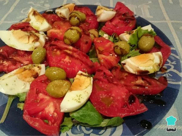 Receta de Ensalada de tomate con huevo duro