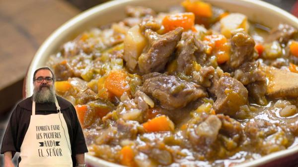 Fray Ángel, cocinero: “La mejor caldereta de cordero se hace con pecho, falda y jarrete, y un majado de pan frito, almendras y ajos”