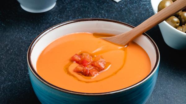 Jordi Cruz, chef: “El salmorejo más cremoso lleva 1 kilo de tomates, 150 g de pan y un sencillo truco antes de triturarlo” - El último paso para conseguir un salmorejo fino y sin grumos