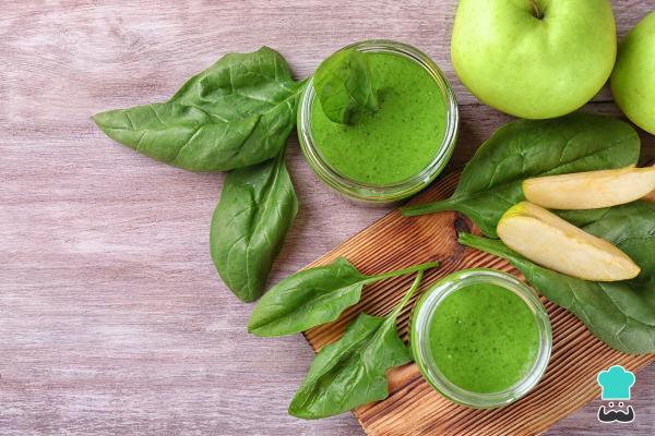 Batidos para aumentar masa muscular en piernas y glúteos - Batido verde de espinaca, manzana y proteína vegetal