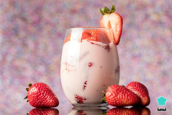 Batidos para aumentar masa muscular en piernas y glúteos - Licuado de yogur griego, fresas y linaza