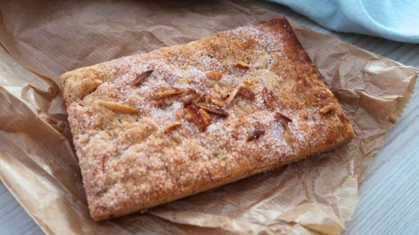 Coca de llardons para Carnaval: la receta tradicional catalana que arrasa cada año - Origen de la coca de llardons: por qué es típica de Carnaval 