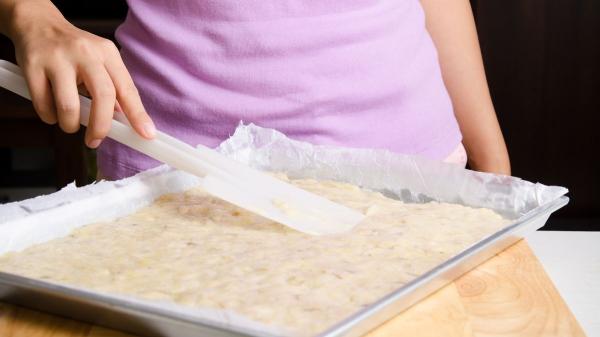 Coca de llardons para Carnaval: la receta tradicional catalana que arrasa cada año - Receta de coca de llardons paso a paso