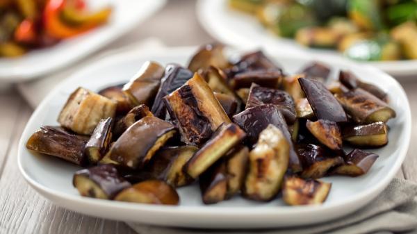 Los chefs andaluces coinciden: “Para que las berenjenas fritas queden crujientes y absorban menos aceite, déjalas antes en agua con gas” - El paso que ayuda a que las berenjenas fritas absorban menos aceite