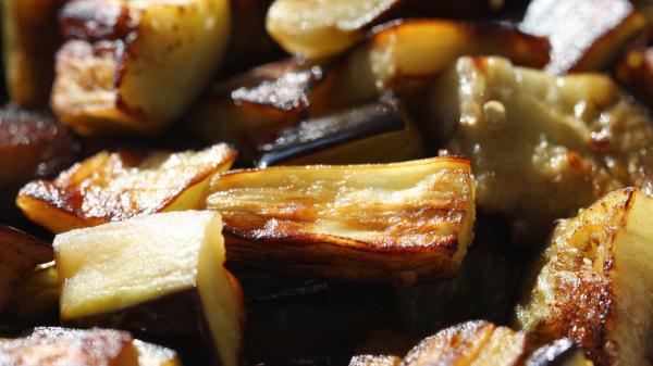 Los chefs andaluces coinciden: “Para que las berenjenas fritas queden crujientes y absorban menos aceite, déjalas antes en agua con gas” - El truco del agua con gas de para conseguir unas berenjenas más crujientes