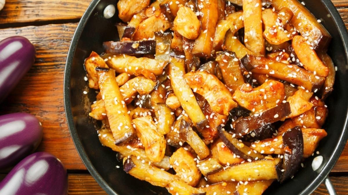 Los chefs andaluces coinciden: “Para que las berenjenas fritas queden crujientes y absorban menos aceite, déjalas antes en agua con gas”