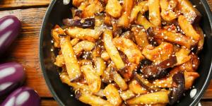 Los chefs andaluces coinciden: “Para que las berenjenas fritas queden crujientes y absorban menos aceite, déjalas antes en agua con gas”