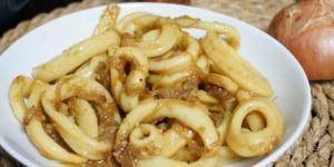 Calamares encebollados