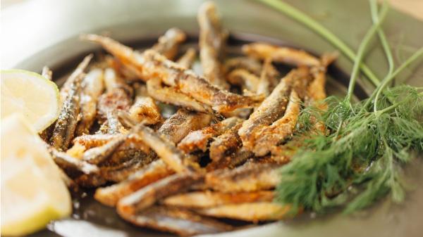 Dani García, chef: “Los boquerones fritos más crujientes se marinan 10 minutos con limón y se pasan húmedos por harina” - Cómo preparar los boquerones fritos al limón paso a paso