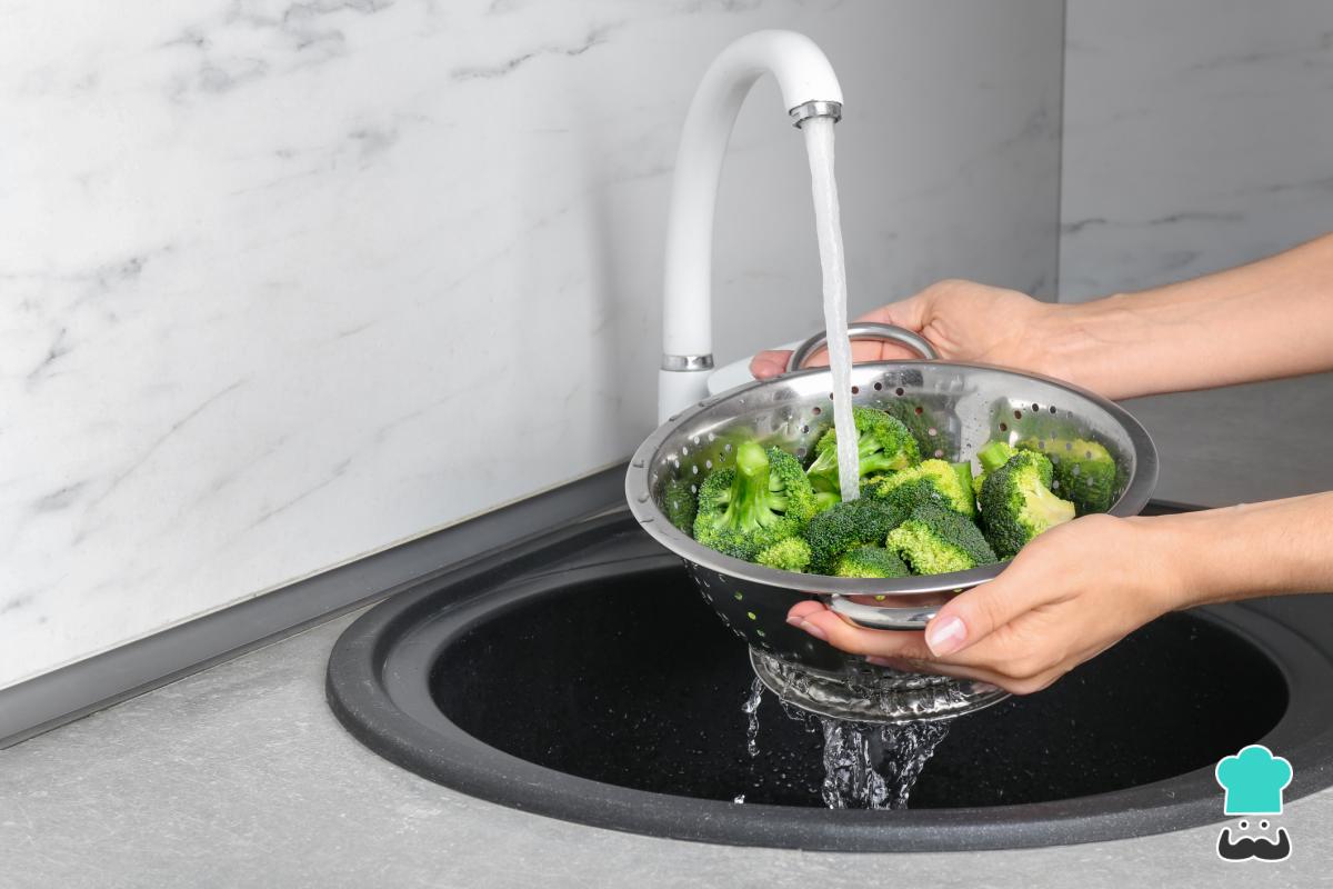 Cómo quitar la cal del agua del grifo de la cocina