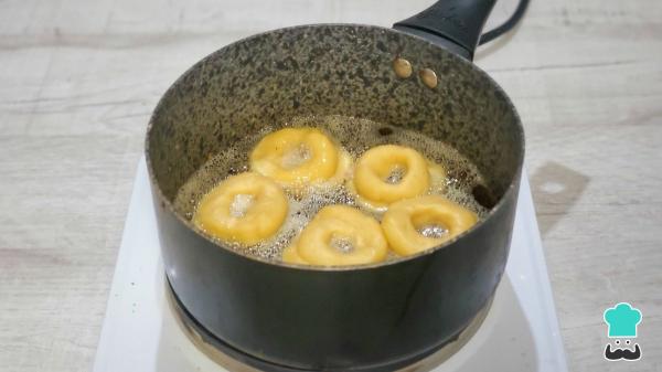 Receta de Rosquillas de limón de la abuela: el truco para que no se rompan al freírlas y queden esponjosas - Paso 7