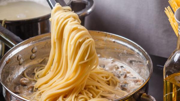 Los chefs italianos coinciden: “El error que arruina la pasta y por qué debe terminar de cocerse en la sartén con la salsa” - Antonio Carluccio y por qué la pasta nunca debe “nadar” en salsa