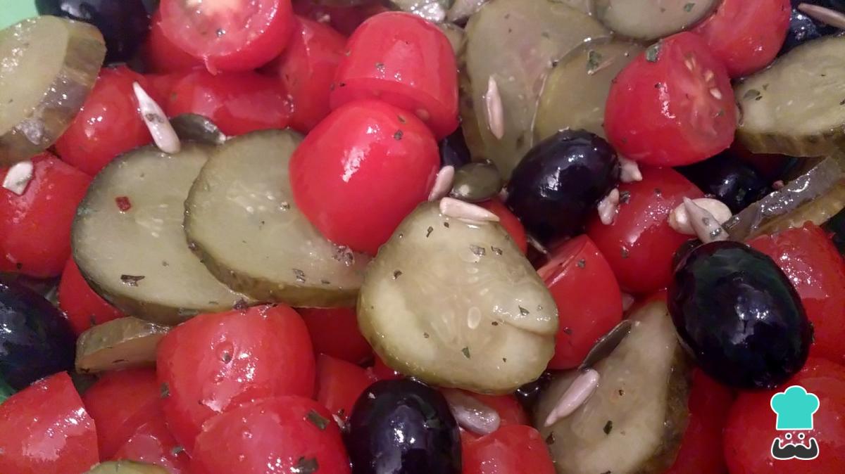 Receta de Ensalada con tomates cherry y aceitunas negras