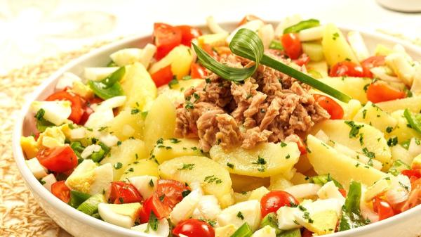 Alberto Chicote, chef: “La ensalada campera mejora con esta vinagreta de vinagre, ajo, sal, pimentón dulce y aceite en este orden” - Los ingredientes de la versión de Chicote: verdura abundante y el atún al final
