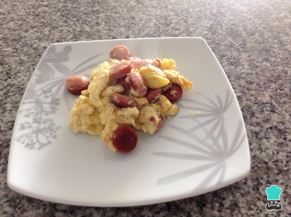 Receta de Huevos revueltos con salchicha