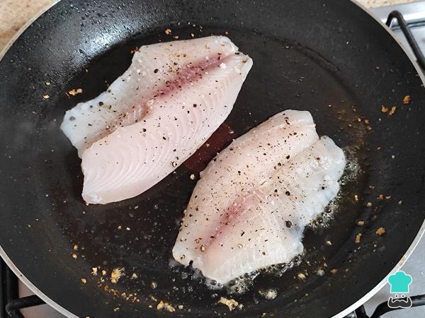 Receta de Pescado al mojo de ajo - Paso 4