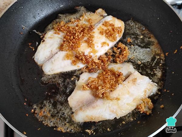 Receta de Pescado al mojo de ajo - Paso 5