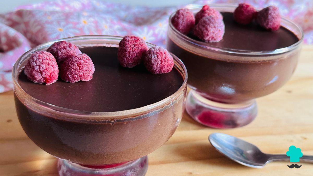 Receta de Mousse de chocolate y frambuesas: cremosa, fácil y sin horno