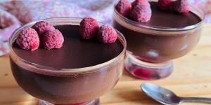 Receta de Mousse de chocolate y frambuesas: cremosa, fácil y sin horno