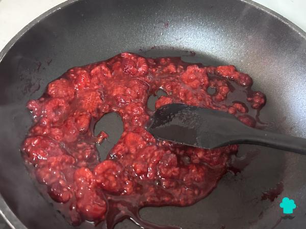 Receta de Mousse de chocolate y frambuesas: cremosa, fácil y sin horno - Paso 1