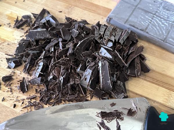 Receta de Mousse de chocolate y frambuesas: cremosa, fácil y sin horno - Paso 2