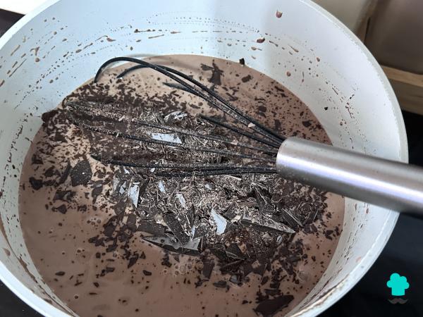 Receta de Mousse de chocolate y frambuesas: cremosa, fácil y sin horno - Paso 4