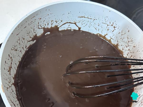 Receta de Mousse de chocolate y frambuesas: cremosa, fácil y sin horno - Paso 5