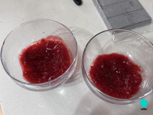 Receta de Mousse de chocolate y frambuesas: cremosa, fácil y sin horno - Paso 6