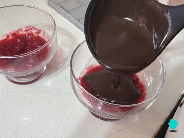 Receta de Mousse de chocolate y frambuesas: cremosa, fácil y sin horno - Paso 7