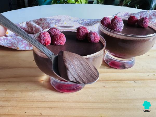 Receta de Mousse de chocolate y frambuesas: cremosa, fácil y sin horno - Paso 8