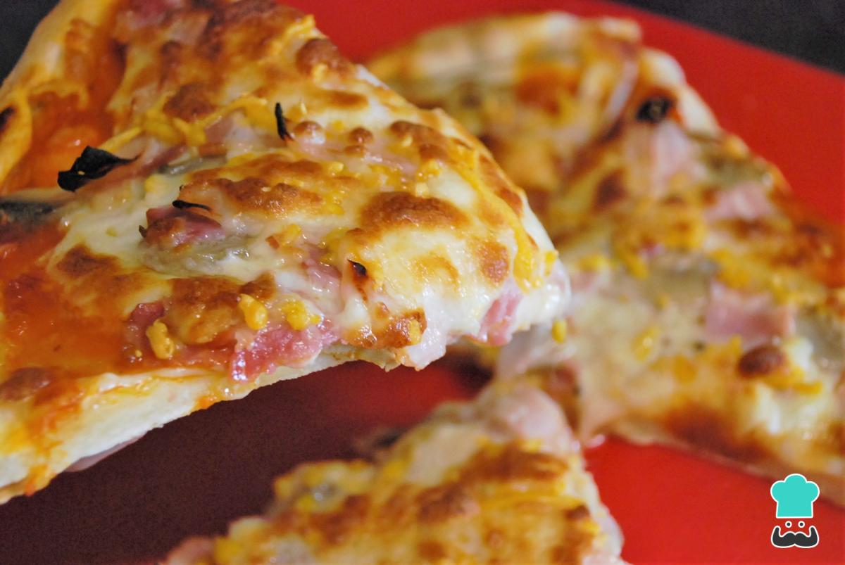 Receta de Pizza con champiñones y bacon