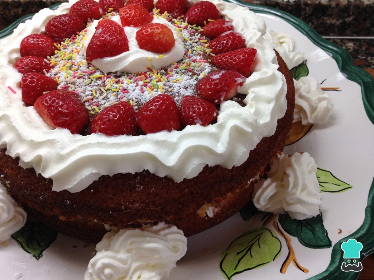 Receta de Tarta de cumpleaños de nata y fresa