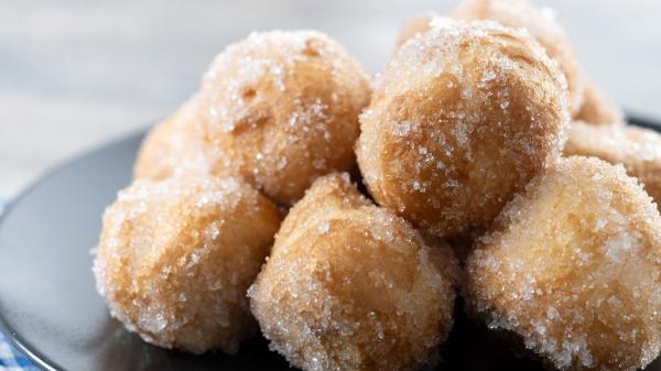Más allá de las torrijas: 7 postres típicos de Semana Santa que endulzan la tradición - Buñuelos de viento: ligeros y versátiles