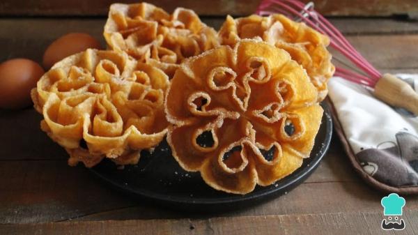 Más allá de las torrijas: 7 postres típicos de Semana Santa que endulzan la tradición - Flores manchegas: arte en aceite