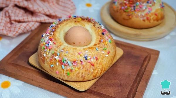 Más allá de las torrijas: 7 postres típicos de Semana Santa que endulzan la tradición - Mona de Pascua: tradición que evoluciona