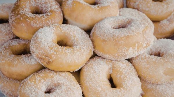 Más allá de las torrijas: 7 postres típicos de Semana Santa que endulzan la tradición - Rosquillas fritas: el clásico popular