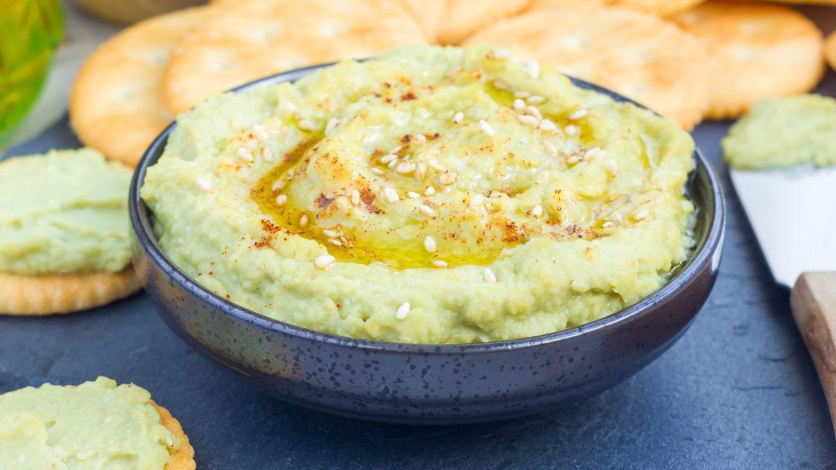 Receta del día: hummus de garbanzos con aguacate y sésamo listo en 5 minutos