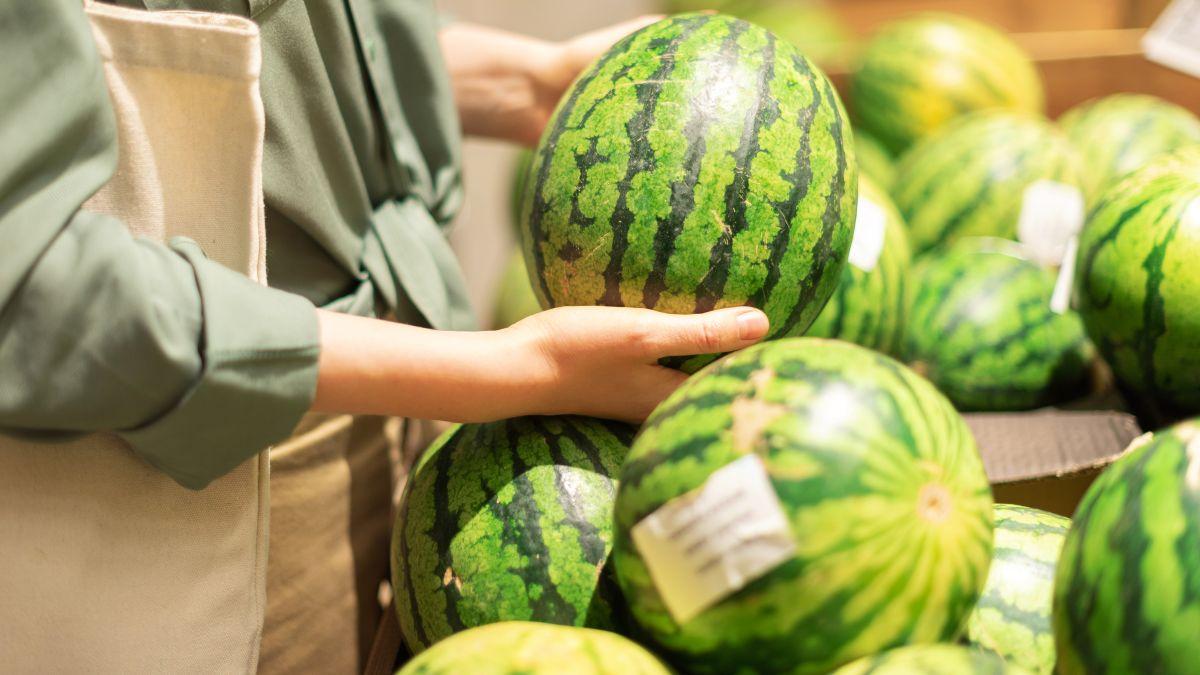 Ni el sonido ni el olor engañan: cómo elegir el melón y la sandía más dulces este verano