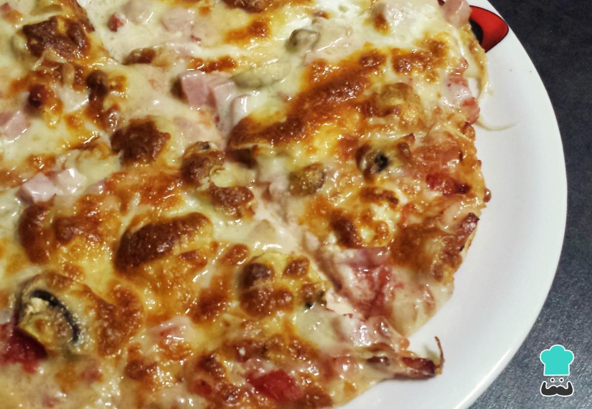 Receta de Pizza con queso de cabra y bacon