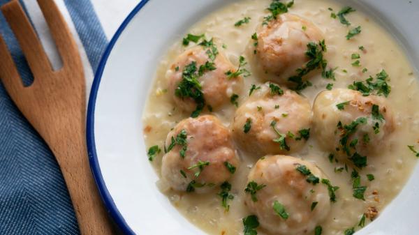 Conchita, abuela cocinera: “Las albóndigas más jugosas no llevan carne, se hacen con 300 g de merluza y 20 gambas” - Unas albóndigas marineras con ingredientes muy sencillos