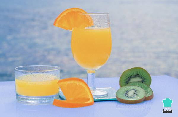 11 jugos laxantes para el estreñimiento - Jugo de kiwi y naranja para el estreñimiento, un potente laxante natural
