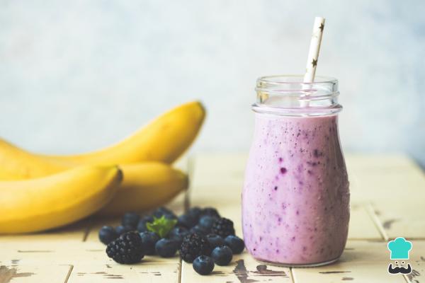 11 jugos laxantes para el estreñimiento - Licuado de plátano y moras, laxante natural