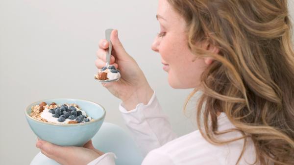 Comer arándanos todos los días es saludable excepto si los consumes de esta manera (y muchos lo hacen), según la ciencia - Cómo comer arándanos correctamente y no perder sus propiedades