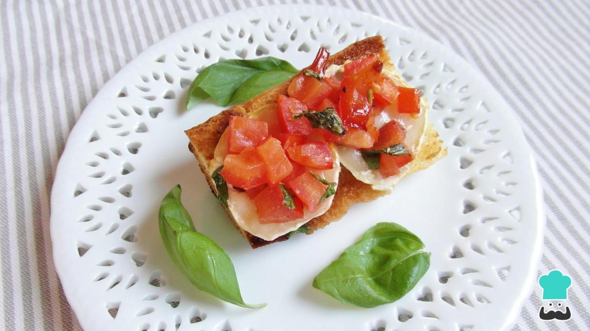 Receta de Tostadas de queso, tomate y albahaca