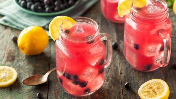 Ni café ni energéticas: las 5 bebidas naturales para rendir al máximo todo el día (sin bajones de energía) - Limonada de arándanos, una bebida refrescante llena de energía