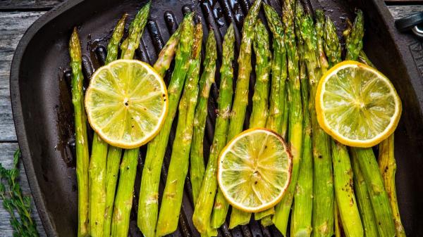 Espárragos verdes: recetas fáciles para cocinarlos perfectos y no aburrirte nunca - Espárragos verdes a la plancha con limón y parmesano