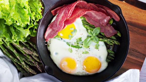 Espárragos verdes: recetas fáciles para cocinarlos perfectos y no aburrirte nunca - Espárragos verdes al horno con huevo y jamón