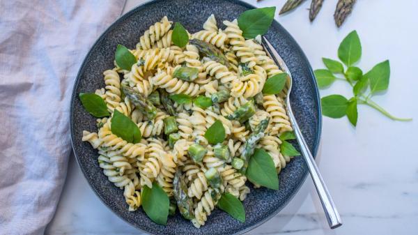 Espárragos verdes: recetas fáciles para cocinarlos perfectos y no aburrirte nunca - Pasta con espárragos verdes, ajo y nueces