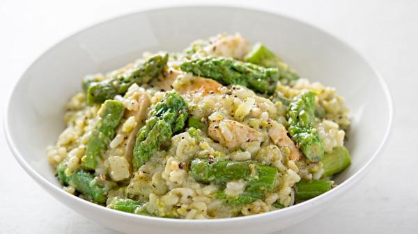 Espárragos verdes: recetas fáciles para cocinarlos perfectos y no aburrirte nunca - Risotto de espárragos verdes y limón